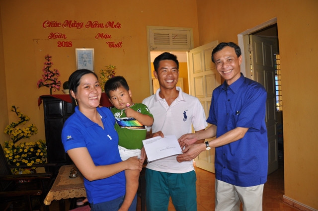 Un représentant de la délégation remet un cadeau à une famille de l'archipel de Truong Sa. 