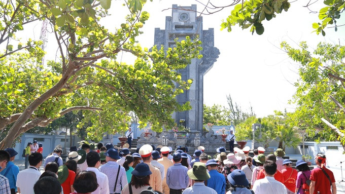La délégation est allée fleurir et brûler des bâtonnets d’encens au Mémorial des soldats vietnamiens sur l’archipel de Truong Sa.