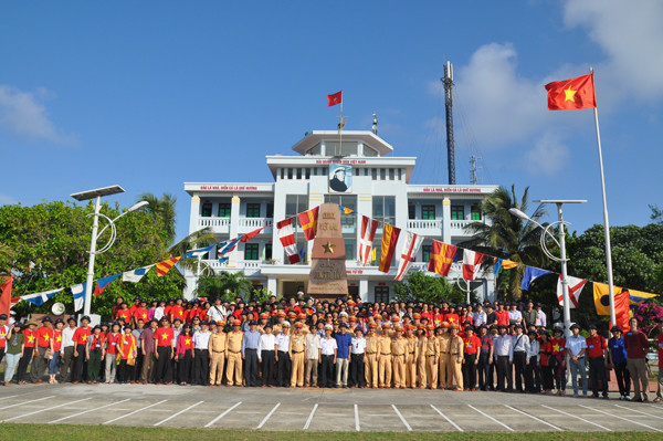  La délégation prend une photo à la borne de souveraineté territoriale sur l’île de Song Tu Tây.