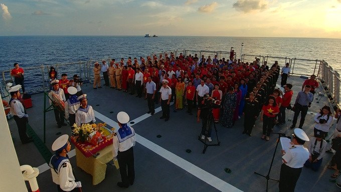  Cérémonie en mémoire des soldats vietnamiens tombés au champ d’honneur sur l’archipel de Truong Sa. Cérémonie qui a vivement ému les Viêt kiêu ainsi que les délégués.