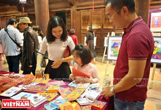 L’exposition présente des livres et objets de décoration s’inspirant des de peintures de Kim Hoàng