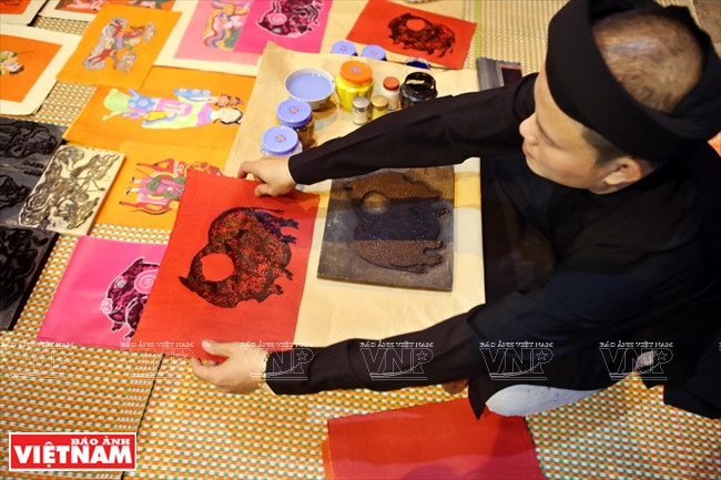 Le processus de fabrication de peintures folkloriques est également présenté à l'exposition