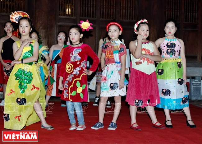Des costumes inspirés des de peintures populaires de Kim Hoàng ont été présentés par des enfants de Hanoï