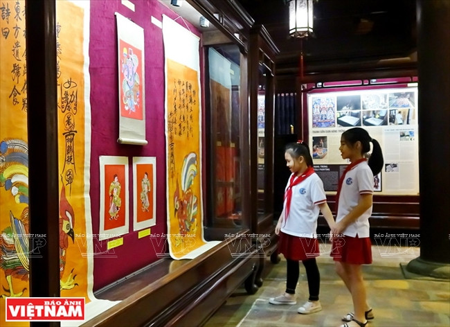 Une cinquantaine de peintures folkloriques vietnamiennes sont présentées à l'exposition.