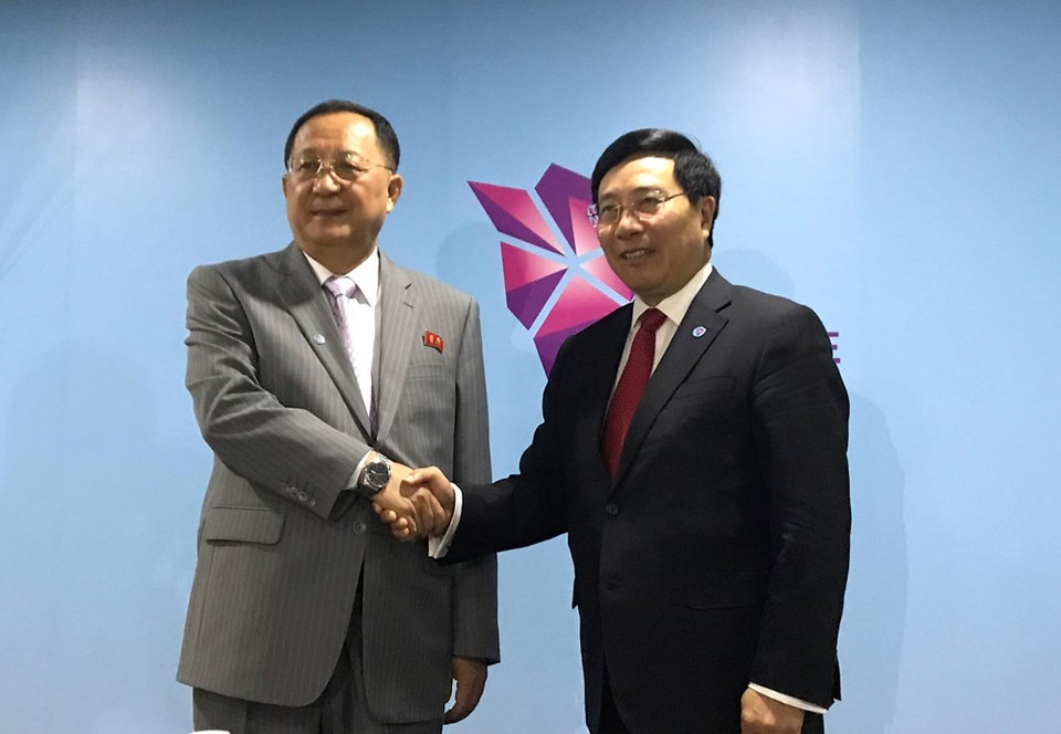  Pham Binh Minh et le ministre des Affaires étrangères de la République populaire démocratique de Corée, Ri Yong-ho, le 3 août, à Singapour.