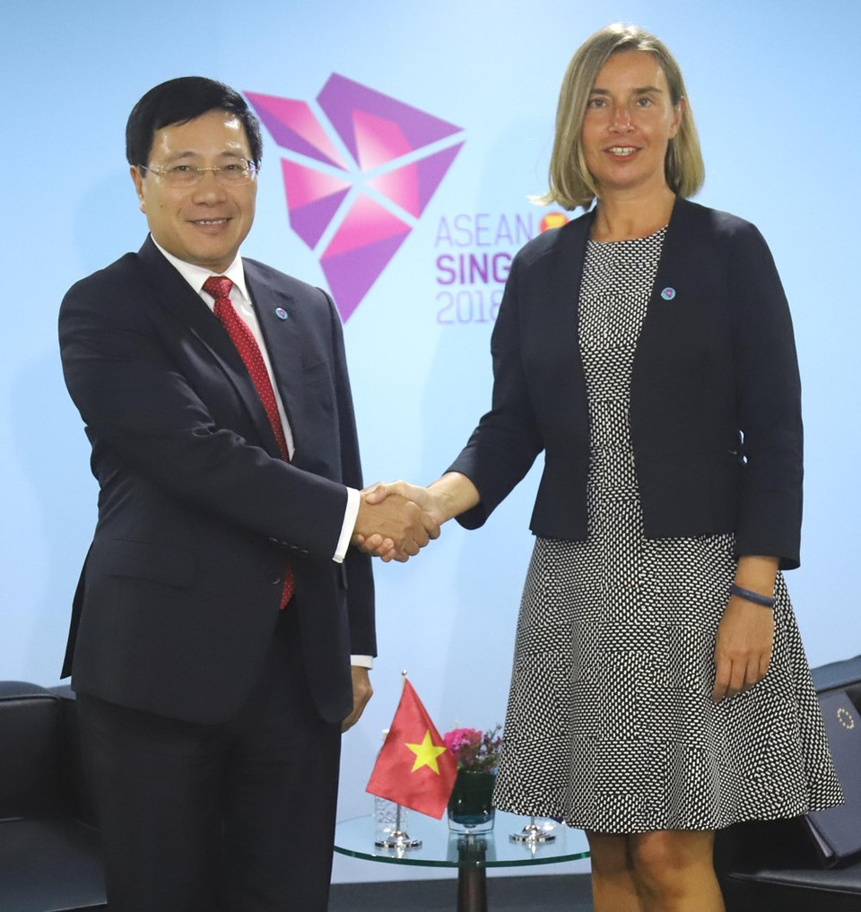  Rencontre entre le vice-Premier ministre et ministre des Affaires étrangères, Pham Binh Minh, et la haute représentante de l'Union pour les affaires étrangères et la politique de sécurité, Federica Mogherini, le 3 août, à Singapour. 