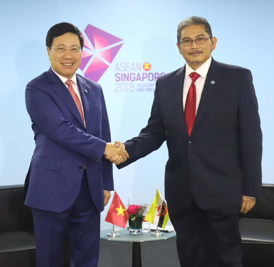  Le vice-Premier ministre et ministre des Affaires étrangères, Pham Binh Minh (à gauche), rencontre Dato Erywan Pehin Yusof, vice-ministre des Affaires étrangères et du Commerce du Brunei, le 4 août, à Singapour.