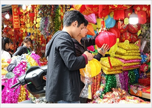 Les jeunes peuvent y choisir plusieurs objets de décoration à l’occasion du Têt.
