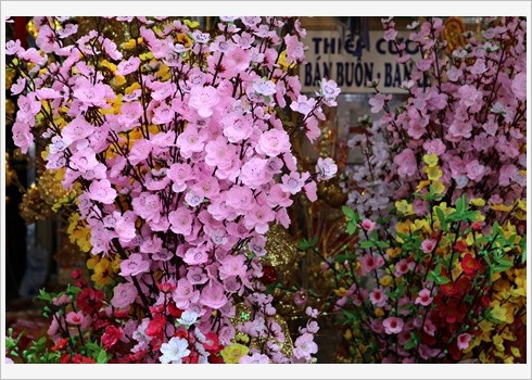 Des fleurs artificielles colorées.