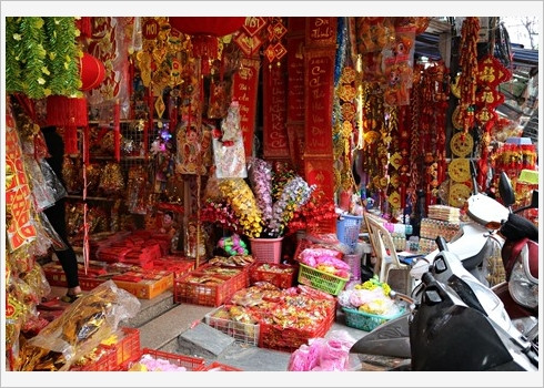 Un coin de rue écarlate de Hàng Ma.