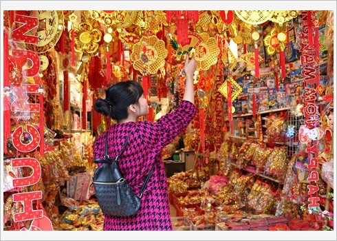 Une jeune fille devant un magasin d’ornements.