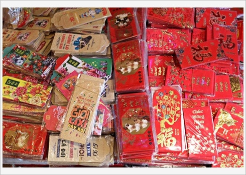 Les enveloppes où l’on glisse les étrennes (lì xì en vietnamien) sont très variées en forme et en taille, et sont présentes dans presque tous les magasins de Hàng Ma.