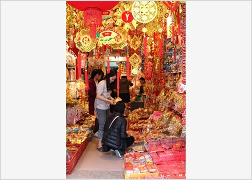 Dans une boutique d’objets votifs.