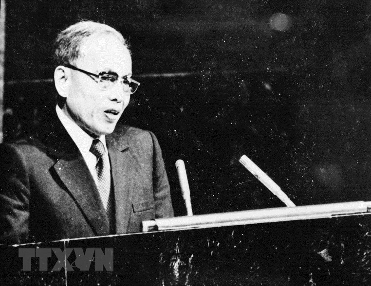 Le ministre des Affaires étrangères, Nguyen Duy Trinh prend la parole lors de cet événement.