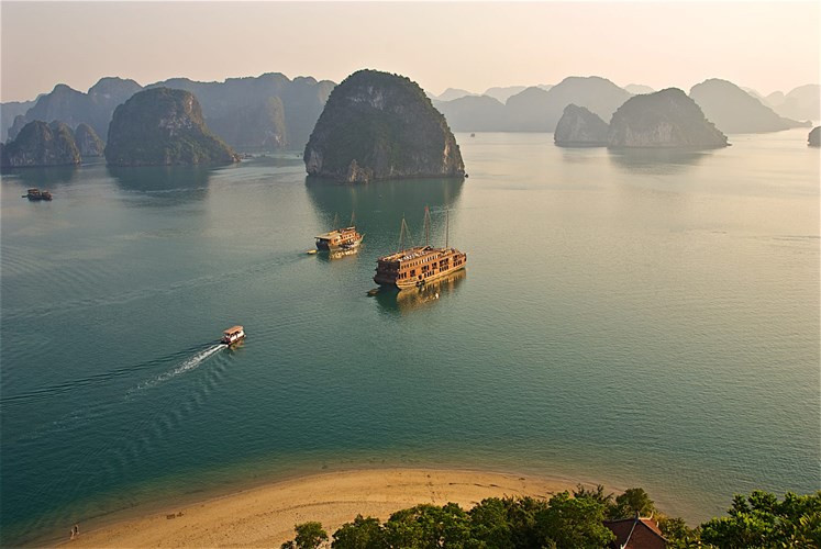 La baie de Ha Long, patrimoine naturel mondial reconnu par l’Unesco. Photo : Antonio Spiller