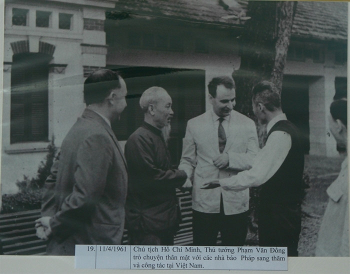 Le Président Hô Chi Minh et le Premier-ministre Pham Van Dông devisent gaiement avec des journalistes français lors de visites de travail de ces derniers, le 11 avril 1961.
