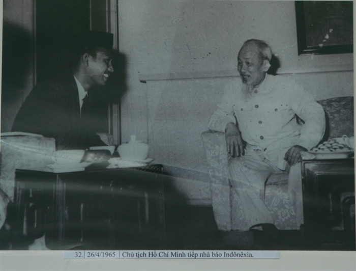 Le Président Hô Chi Minh rencontre un journaliste indonésien le 26 avril 1965.