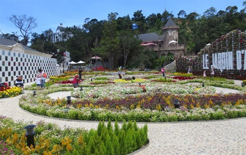 5. Le Bureau politique a promulgué une résolution visant à faire du tourisme un secteur économique de pointe au Vietnam.