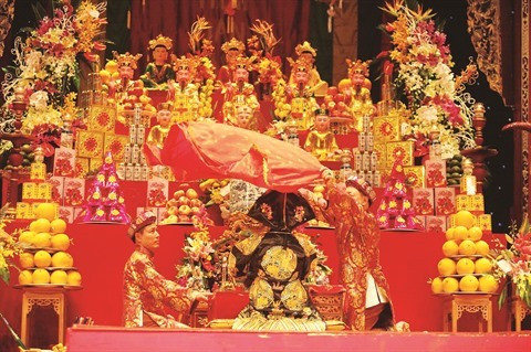1. Le culte Hâu dông est reconnu patrimoine culturel immatériel de l’Humanité par l’UNESCO le 1er décembre. Il s’agit d’une croyance de plusieurs milliers d’années, un musée vivant de la culture vietnamienne, combinant sculpture, architecture, musique, danse et arts martiaux.
