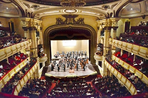 3. Le ministère de la Culture, des Sports et du Tourisme a décidé de promouvoir l’organisation, chaque week-end, de grandes représentations artistiques à l’Opéra de Hanoï.