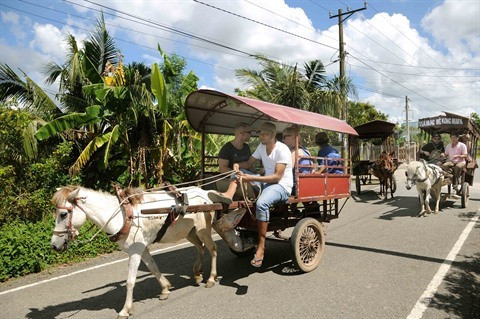 4. Pour la première fois, le Vietnam accueille 10 millions de visiteurs étrangers en une année, et a réalisé un chiffre d'affaires de 400.000 milliards de dôngs. Avec ces résultats, le tourisme vietnamien a atteint son objectif de chiffre d’affaires figurant dans sa stratégie de développement du tourisme pour 2020 et sa vision pour 2030.