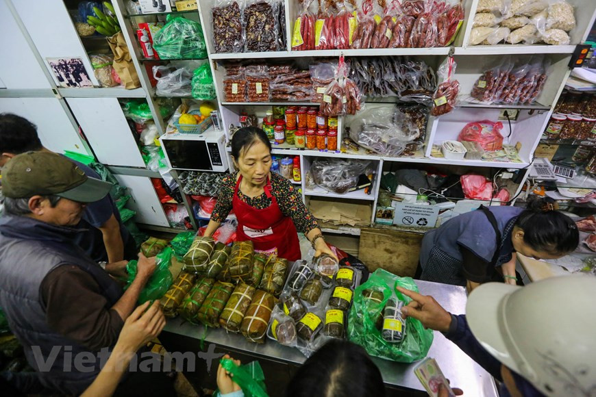 Incontournable pour la fête du Nouvel An lunaire, le banh chung ou gâteau carré de riz gluant est une spécialité de la culture vietnamienne. Le processus de fabrication du "banh chung" est une opportunité pour le regroupement familial. Assis autour du feu, les membres de la famille doivent veiller souvent à la cuisson du "banh chung" en se racontant leurs histoires pendant l’année écoulée. Les liens familiaux sont ainsi renforcés. De nos jours, dans certaines grandes villes, le style de vie des affaires de la société moderne empêche les gens de préparer le gâteau, mais l'habitude d'adorer les ancêtres ne change jamais. C'est la preuve de la loyauté des Vietnamiens et de leur profonde gratitude envers les ancêtres. Photo: Vietnam+