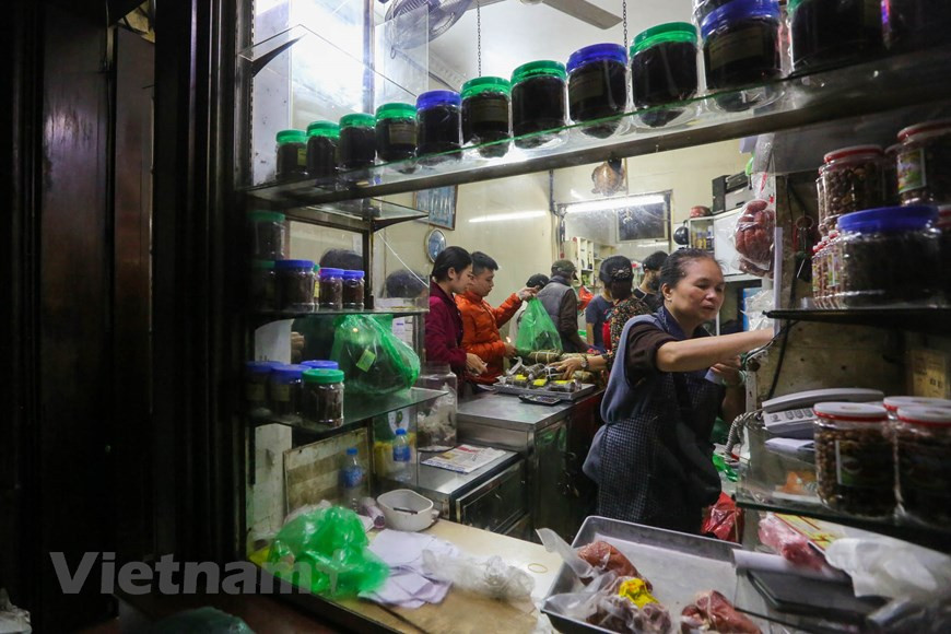 Les variantes de gio proposées à Quoc Huong sont nombreuses: saucisse de boeuf (gio bo), saucisse de poulet (gio ga), pâté de tête à la vietnamienne (gio thu) et oreille de porc (gio tai), qui apparaissent tous avec plusieurs options pour la saucisse de porc telles que: saucisse de porc gras (chả mỡ), saucisse de porc faible en gras (chả lợn dài loại ít mỡ), saucisse combinée avec du jeune riz vert (chả cốm) et saucisse à la cannelle (chả quế), pour n'en nommer que quelques-uns. et plusieurs options de saucisse de porc. Ces saucisses, cependant, se mangent toute l'année - en sandwich, par exemple, ou avec des nouilles ou du riz. Photo: Vietnam+