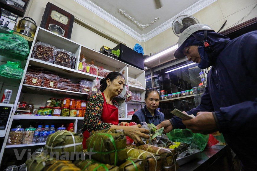Le magasin est maintenant géré par Mme Nguyen Thi Chan, 81 ans, dont des proches étaient originaires du village de Uoc Le, qui est un village rural de la commune de Tan Uoc, district de Thanh Oai, en banlieue de la capitale. Ce nom est tellement connu à Hanoï. Le label "gio Uoc Le" est le plus connu des gourmets, des Hanoïens surtout. La saveur exquise du gio Uoc Le dépend en premier lieu de la qualité de la viande de porc et du nuoc mam (saumure de poisson fermentée). La préparation de la viande, son pillage manuel dans un mortier en pierre, l'assaisonnement, l'emballage avec une feuille de bananier, la cuisson... tout ça c'est un art. Et aussi un secret professionnel que l'on garde jalousement, explique un villageois de Uoc Le. Photo: Vietnam+