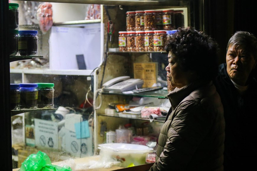 En tant que l'un des plus célèbres magasins de banh chung à Hanoï, le magasin Quoc Huong situé dans la rue Hang Bong (quartier du même nom, arrondissement de Hoan Kiem) est toujours bondée à chaque Nouvel An lunaire (Têt). Une longue file d'attente s'est formée dès le petit matin du 30e jour du douzième mois lunaire à l'extérieur du magasin à la rue Hang Bong. Mme Lan (rue Bao Khanh, quartier de Hang Trong, arrondissement de Hoan Kiem à Hanoï) a dit qu'elle achetait du banh chung de Quoc Huong chaque année. Cette année, afin d'éviter une longue attente, elle est venu sur place dès 5 heures du matin. Photo: Vietnam+