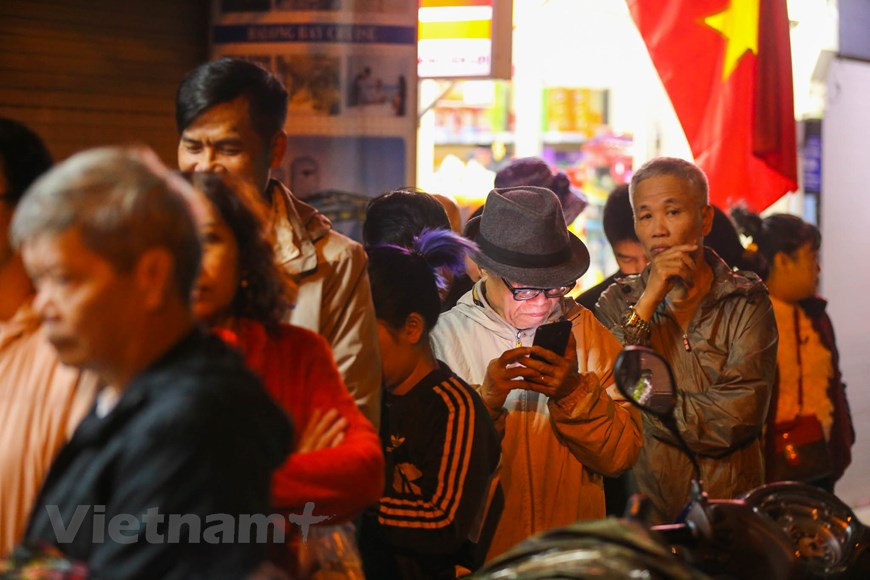 À l’aide d’un dieu, Lang Liêu créa deux gâteaux à base de riz gluant, de graines de haricots mungo et de viande de porc, qui sont les ingrédients populaires des repas des paysans vietnamiens. L’un, de forme ronde s’appelant "banh day", représentait le ciel et l’autre, de forme carrée, nommé "banh chung", faisait référence à la terre car à cette époque, on croyait que la terre était carrée et plate. Impressionné par leur saveur raffinée et leur signification particulière, le Roi choisit Lang Liêu comme son successeur. Depuis lors, le "banh chung" est devenu un des plats indispensables des célébrations du Têt pour exprimer la gratitude envers les ancêtres, le Ciel, la Terre et les Génies. Photo: Vietnam+