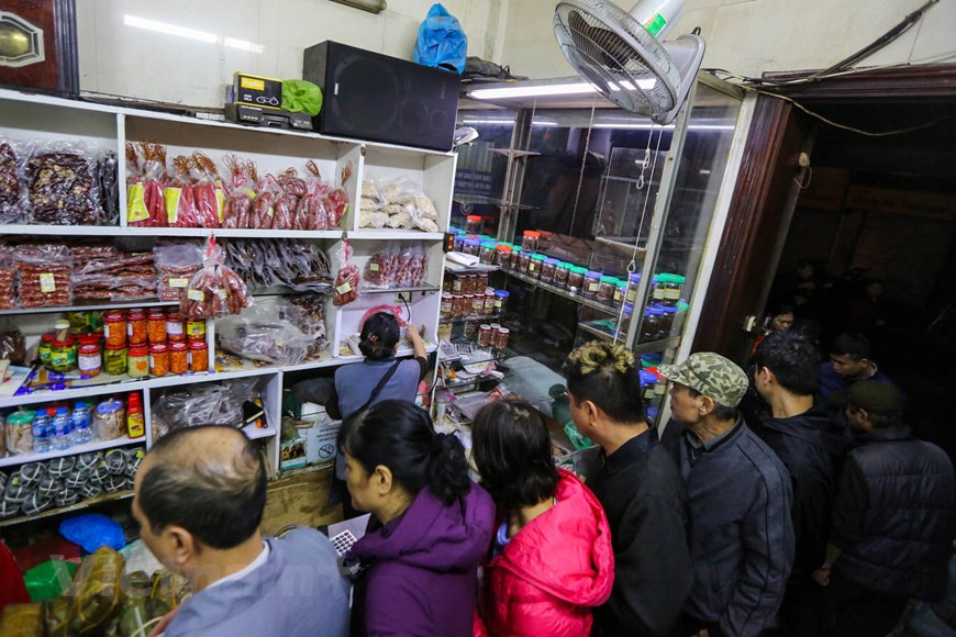 Une semaine avant le Têt, les files d'attente commencent à se former à l'extérieur du magasin situé au milieu du Vieux quartier de Hanoï. Les fans appellent Quoc Huong "le magasin de la période de l'économie subventionnée ", se souvenant du moment où les habitants de Hanoï faisaient régulièrement la queue pour acheter de la nourriture en raison des pénuries au cours de la période 1975-1986. Pour beaucoup de gens, la période de l’économie subventionnée (années qui ont précédé le Dôi Moi (Renouveau en 1986) est associée à la pénurie matérielle et à la débrouille pour survivre. C’est le temps où tous les biens étaient distribués, où tout le monde faisait la queue avec des tickets de rationnement, des carnets de riz. Photo: Vietnam+