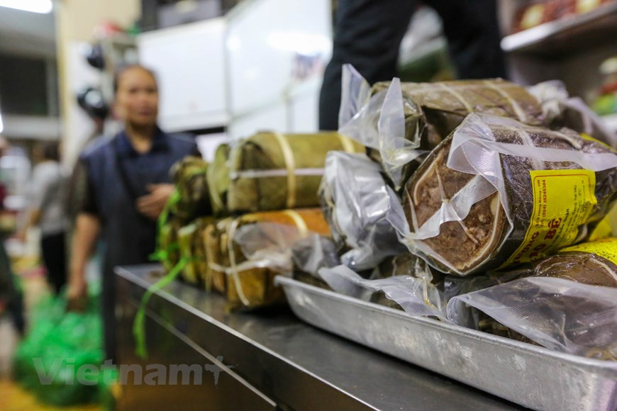 Au Vietnam, on trouve le cha ou le gio flottant dans les soupes, nichés dans des sandwichs, roulés dans des rouleaux de printemps, aux côtés de nouilles ou de riz. La saveur exquise du gio dépend en premier lieu de la qualité de la viande de porc et du nuoc mam (saumure de poisson fermentée). La préparation de la viande, son pillage manuel dans un mortier en pierre, l'assaisonnement, l'emballage avec une feuille de bananier, la cuisson... tout ça c'est un art. Pour échapper à tout soupçon sur le plan sanitaire, les procédures de fabrication sont modernisées tout en protégeant le goût typique des gio cha Uoc Lê. Photo: Vietnam+