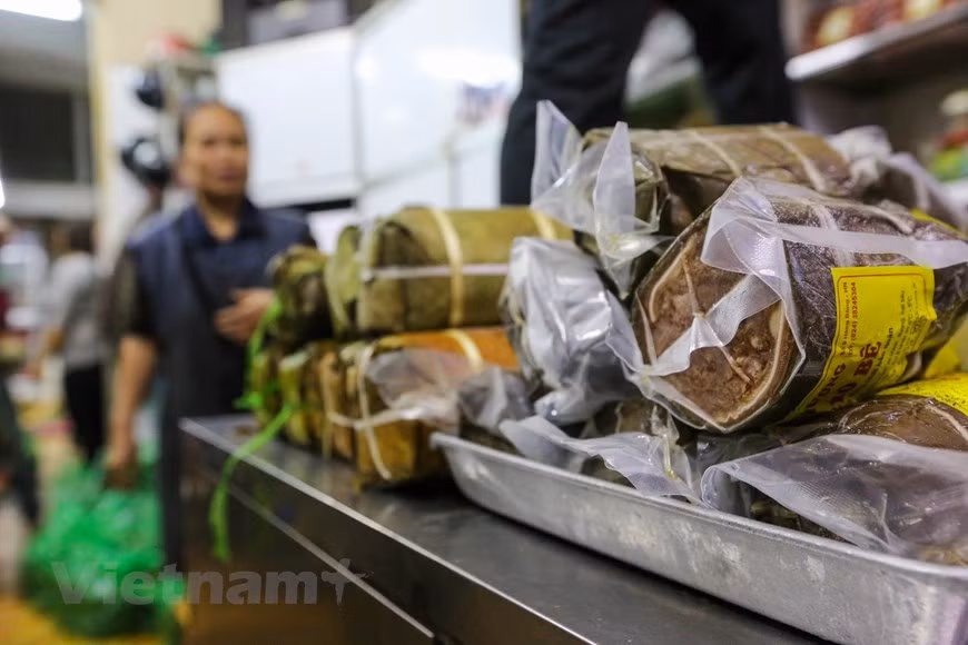 Au Vietnam, on trouve le cha ou le gio flottant dans les soupes, nichés dans des sandwichs, roulés dans des rouleaux de printemps, aux côtés de nouilles ou de riz. La saveur exquise du gio dépend en premier lieu de la qualité de la viande de porc et du nuoc mam (saumure de poisson fermentée). La préparation de la viande, son pillage manuel dans un mortier en pierre, l'assaisonnement, l'emballage avec une feuille de bananier, la cuisson... tout ça c'est un art. Pour échapper à tout soupçon sur le plan sanitaire, les procédures de fabrication sont modernisées tout en protégeant le goût typique des gio cha Uoc Lê. Photo: Vietnam+