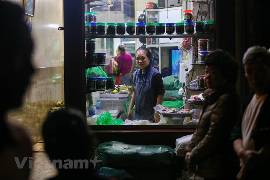 Les banh chung sont également esthétiques et représentent une forme d'emballage durable. Le processus de fabrication du gâteau Chung prend du temps et nécessite la contribution de plusieurs personnes. Les ingrédients principaux sont le riz gluant, la viande de porc et les haricots verts enveloppés dans un carré de feuilles de bambou qui donneront au riz une couleur verte après ébullition. Le riz gluant doit être très bon et a été trempé dans l'eau la veille. De plus, après avoir été enveloppé dans des feuilles de dong et mijoté pendant plusieurs heures, les bords du banh chung sont marqués par une teinte verdâtre de tous les côtés, et quand on épluche les feuilles, un délicieux parfum de moisi se dégage. Photo: Vietnam+