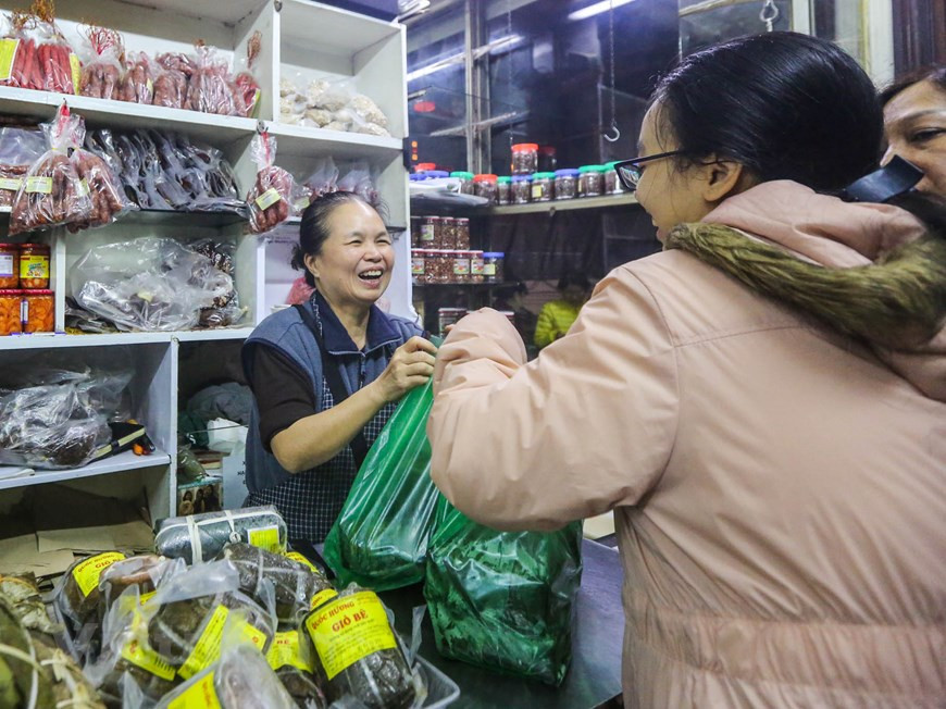 Le personnel est occupé comme une abeille de 6 h à 22 h tous les jours au cours de quelques semaines avant le Têt traditionnel pour servir les clients. Une heure après l'ouverture du magasin, environ 250 banh chung ont été vendus rapidement. Les jours les plus chargés avant le Têt, le magasin Quoc Huong vend jusqu'à 5 000 banh chung en une seule matinée. La quantité de banh chung dans le magasin n'était pas suffisante pour répondre aux besoins croissants des clients. La qualité et l'apparence des banh chung dépendent des compétences des cuisiniers. Si les banh chung sont bien enveloppés dans des feuilles, ils conservent leur forme pendant la cuisson. Photo: Vietnam+