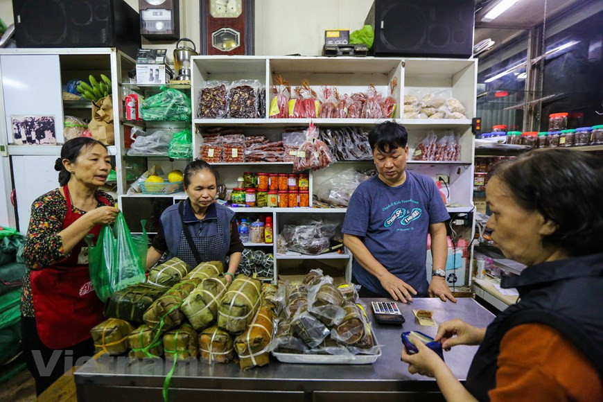 Une autre spécialité en vente à ce magasin, gio lua, est une saucisse de porc à la texture soyeuse. C'est le type de gio le plus populaire. ''Lua'' signifie soie en vietnamien. Quoc Huong utilise une technique traditionnelle pour préparer le gio lua: piler l'épaule de porc coupée en une pâte et l'assaisonner avec de la sauce de poisson (nuoc mam). Le gio lua est également un plat indispensable traditionnel du repas du Nouvel an lunaire des Vietnamiens, notamment des Hanoïens. Il est considéré comme sain et une excellente source de protéines, car il est presque entièrement composé de morceaux de viande maigres. Photo: Vietnam+