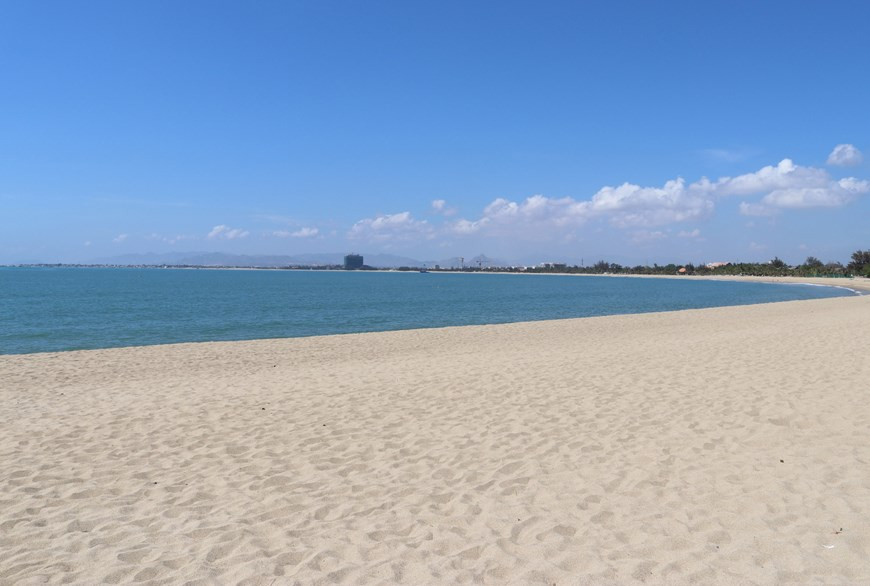 Cette plage de 10 km de long est réputée pour son sable doré, son eau incroyablement turquoise ainsi que l’air rafraîchissant. Photo: VNA