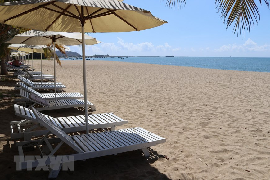 Située au bourg de Khanh Hai, district de Ninh Hai, à 5km à l'est du chef-lieu de Phan Rang-Thap Cham, province de Ninh Thuan, la plage de Binh Son – Ninh Chu est l'une des plus belles plages naturelles du Vietnam. Photo: VNA