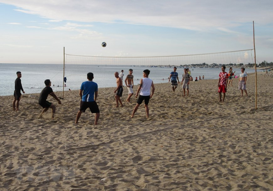 De nombreux activités de sports nautiques et types de divertissement ont été développés et diversifiés au cours des dernières années. Photo: VNA
