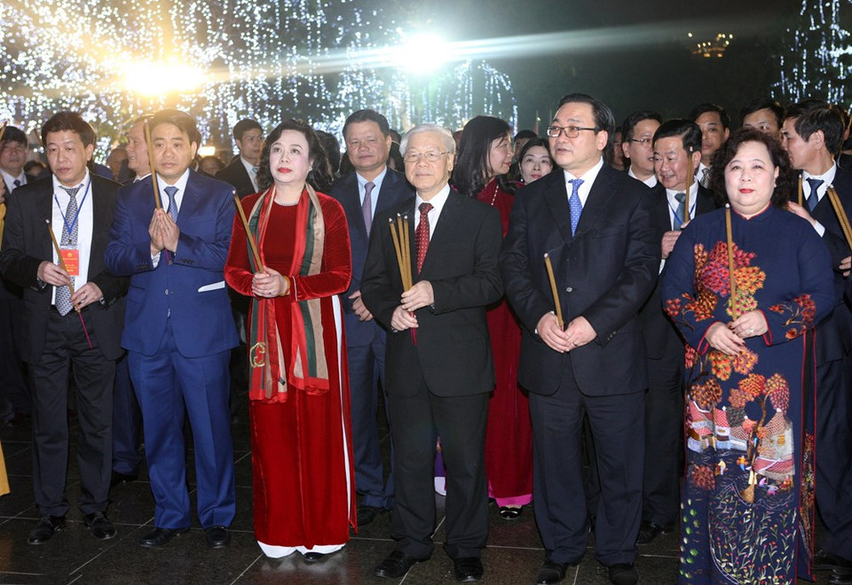  Le secrétaire général du PCV, Nguyen Phu Trong, et des officiels de Hanoi offrent de l'encens au roi Ly Thai To à la statue du roi près du lac Hoan Kiem (Photo: VNA)