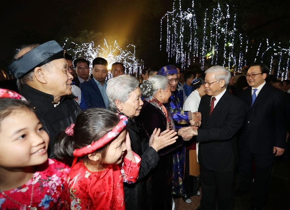  Le secrétaire général du PCV, Nguyen Phu Trong, serre la main des Hanoïens lorsqu'il se promène dans le lac Hoan Kiem dans la nuit du 15 février Photo: VNA