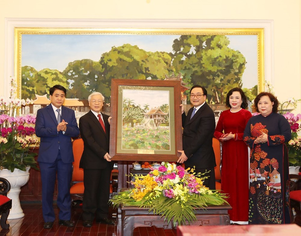  Le leader du PCV présente un tableau en cadeau aux autorités de Hanoi. Photo: VNA