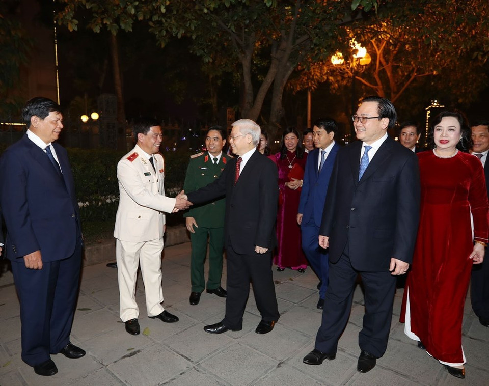  Auparavant, le secrétaire général du Parti, Nguyen Phu Trong, a visité et présenté les vœux du Nouvel An lunaire à l'organisation du Parti de Hanoi. Photo: VNA