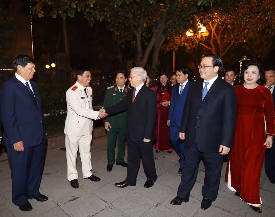  Auparavant, le secrétaire général du Parti, Nguyen Phu Trong, a visité et présenté les vœux du Nouvel An lunaire à l'organisation du Parti de Hanoi. Photo: VNA