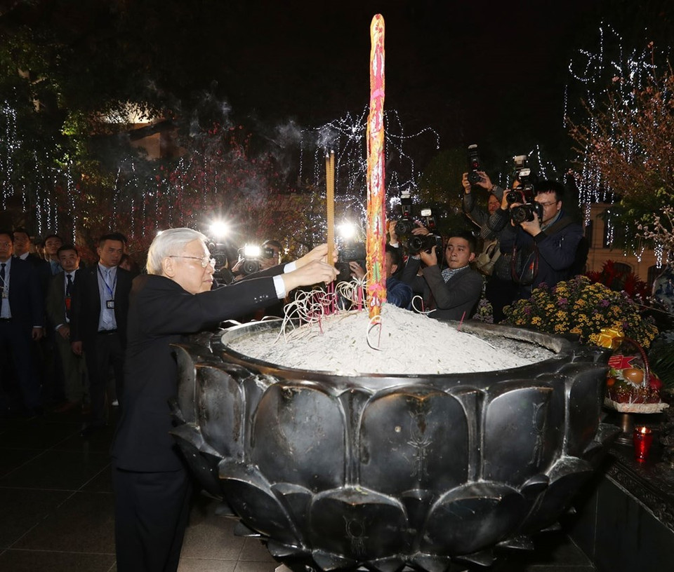  Le secrétaire général du PCV Nguyen Phu Trong offre de l'encens au roi Ly Thai To à la statue du roi. Photo: VNA