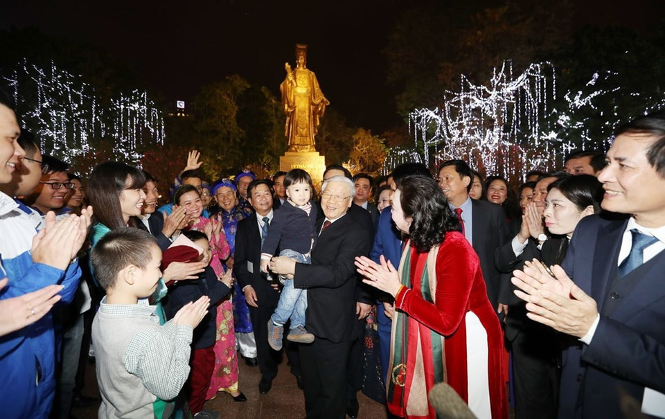 Le secrétaire général du Parti, Nguyen Phu Trong (centre), souhaite une bonne année aux enfants, aux adultes et aux personnes âgées devant la statue du roi Ly Thai To. Photo : VNA 