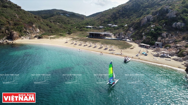 L’Amanoi Resort est entouré de forêts et de montagnes et donne sur la baie de Vinh Hy.