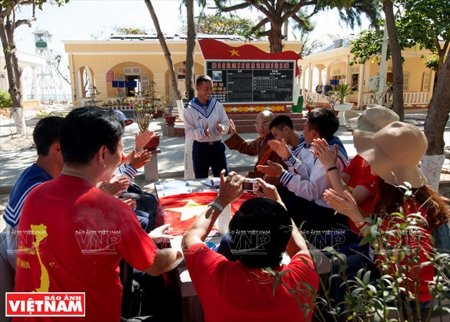 Petite démonstration de chant avec des soldats de l’île de Son Ca.