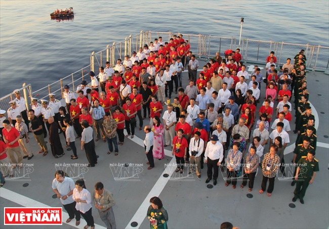 Autre cérémonie célébrant les soldats tombés en mission en Mer Orientale à bord du navire KN-490.