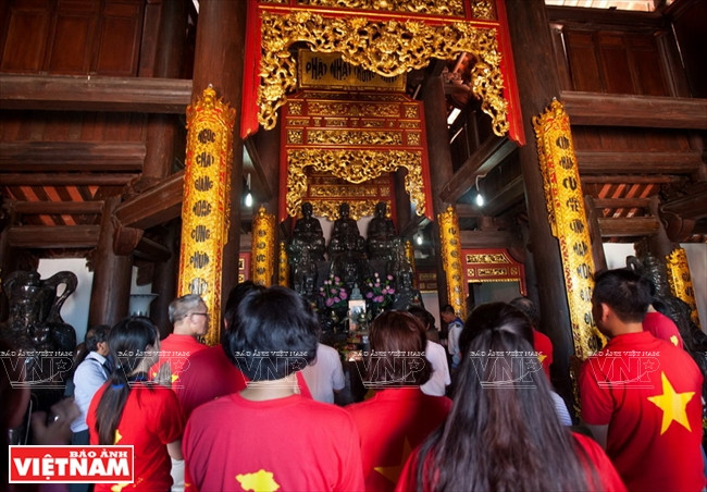 Ils allument des baguettes d’encens dans une pagode sur l’île Son Ca. 